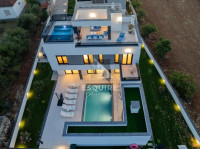 ZATON - Luksuzna četverosobna vila, 2 bazena - 234m2