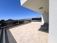ZATON - moderno uređena kuća s bazenom i pogledom na more, od 172 m2!