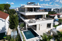 ZATON - trosoban luksuzni stan s privatnim bazenom 163 m2, 50 m od mor