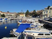 Zgrada sa sedam apartmana, prvi red do mora