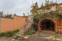 Žminj, okolica, dvije kamene kuće u mirnom mjestu