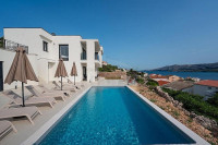 Zubovići, vila s velikim bazenom, panoramski pogled na Paški zaljev