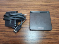Nintendo Gameboy Advance konzola s punjacem i igrom GBA
