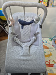 Ležaljka Ergobaby Evolve light grey + igračka