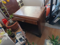 Dva stara noćna ormarića superocuvana