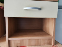 Noćni ormarić sa žutom ladicom, boje drveta