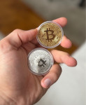 Bitcoin kovanica, zlatna i srebrna