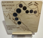 Drvena ploča/display sa setom od svih 9 kovanica Hrvatskih Kuna.
