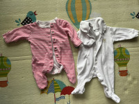 Dvije jednodijelne pidžame sa stopalima 50 / 56