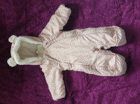 H&M roza skafander za bebe s medo kapuljačom