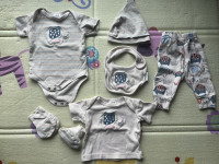 Komplet majica / bodi / kapa / hlače / slinček / cipelice 50 / 56