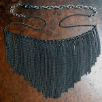 Metalna ogrlica s privjeskom od lančića stila 1920-tih