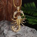 Ogrlica s privjeskom škorpiona zlatne boje s cirkonima