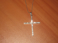 OGRLICA LANČIĆ S PRIVJESKOM KRIŽ