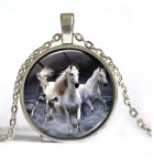 Bijeli konji - privjesak na srebrnom lančiću