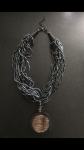 PROMOD efektna ogrlica sa perlama drvenim privjeskom sa zmijskom kožom