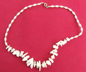 Stara ogrlica od bijelih koralja