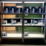 Akvarijske stalaže s akvarijima i opremom