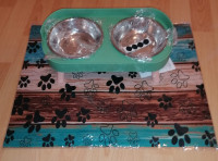 Posude za hranu i vodu.