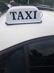 Taxi oznaka  i žuta  i bijela.