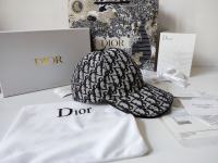 Muška, ženska kapa Dior