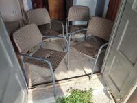 Sive stolice metalne u kompletu (potrebno sjedeći dio popraviti)