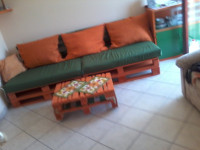 Trosjed od paleta sa stolićem