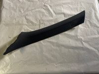 8223665 - LIJEVI POKLOPAC VJETROBRANSKOG STAKLA A-STUPA BMW 7 E65 E66