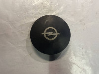 90053276 - AMBLEM ZA POKLOPCU KOTAČA CRNI ORIGINAL OPEL KADETT D