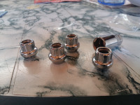 Aluminijske sigurnosne matice i ključ.