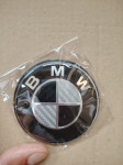 BMW znak 82 mm, 2 pina upuštena, karbon look