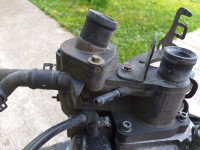 Kućište termostata i senzora kod glave motora 032121111