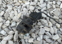 Mazda 323 mehanizmi brave i centralnog