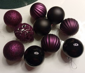 10 LJUBIČASTIH KUGLICA ZA BOR - NOVO