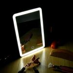Ogledalo s LED osvjetljenjem i punjivom baterijom
