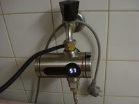 Mali protočni grijač vode