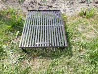 ROŠTILJ REŠETKA SA RUČKAMA OD DEBELOG I ČVRSTOG MATERIJALA