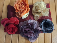LOT ukrasnih broševa (ruža)