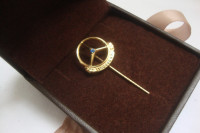 MERCEDES IGLA UKRAŠENA SAFIROM I POZLATOM -PIN BADGE MERCEDES
