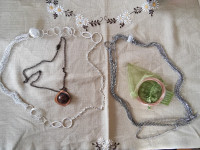 Povoljno bižuterija (ogrlice, lančići, broševi, narukvice) u kompletu