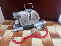 Vatrogasna cijev, mlaznica i ključ