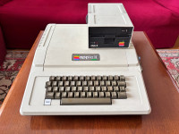 Apple II Plus računalo s floppy disk drive-om