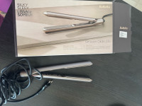 Potpuno nova s računom pegla za kosu