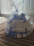 Torta od pelena sa plavom i bijelom mašnom
