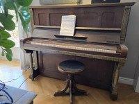 Elegantni pianino Neumann (cca. 1905–1920) – restauriran