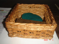 pletena kvadratna košarica za kruh 18x18x8 cm