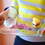 TACNA PATISSERIE STAKLENA 34x22cm Pojest ću sve kolačiće U POKLON KUTI