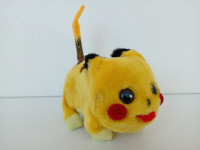 PIKAČO PIKAČU PIKACHU IGRAČKA IZ POKEMONA NA BATERIJE HODA I SVIRA