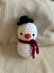 Ručno heklani mali plišani snjegović s crvenim šalom