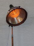 Podna svjetiljka industrijski dizajn